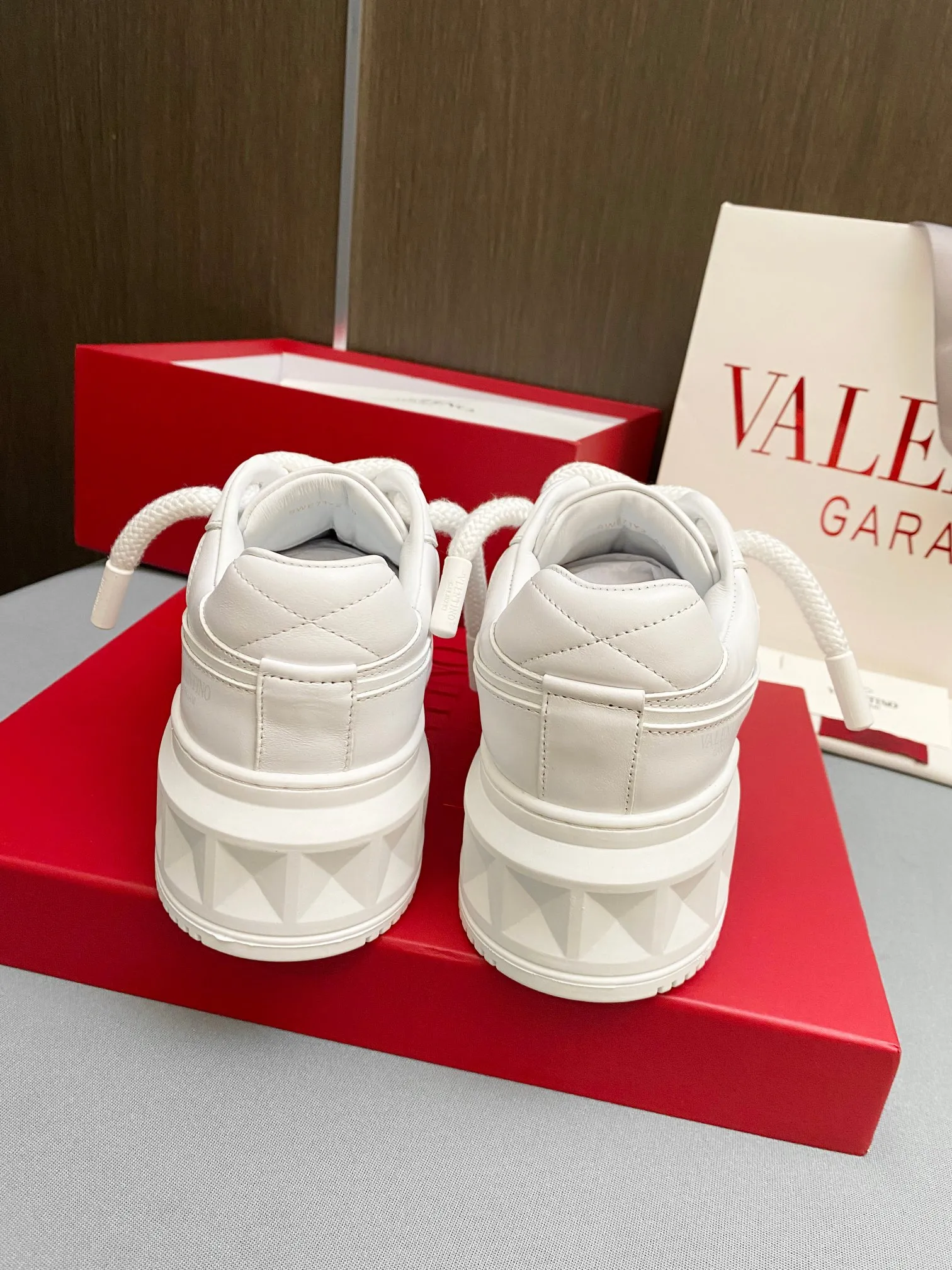 👟👟Ex-factory price 640👟👟 Women's Shoes Factory 🔺Valentino🔺Valentino New Casual Shoes 2023 Latest Style Popular Style for Catwalk Couples Thick Shoes, Elsa Hosk Zhang Yixing Guan Xiaotong and many other stars have the same style 🔥 Top version + lasting technology, uppers are fully oiled. Fabric: Customized cowhide + cowhide lining with breathable mesh. Outsole: Original molded T👟👟Ex-factory price U thickened outsole. Size for women is 35-40. Men’s is 39-45.